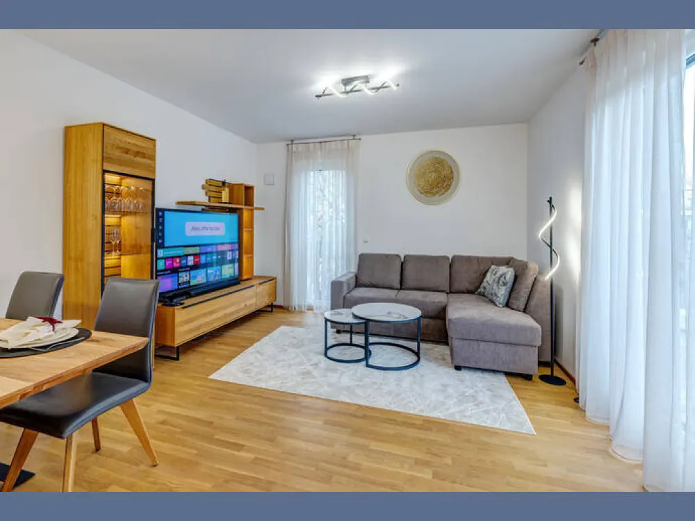 Möbliert: Helle Neubauwohnung mit idealem Schnitt und Balkon