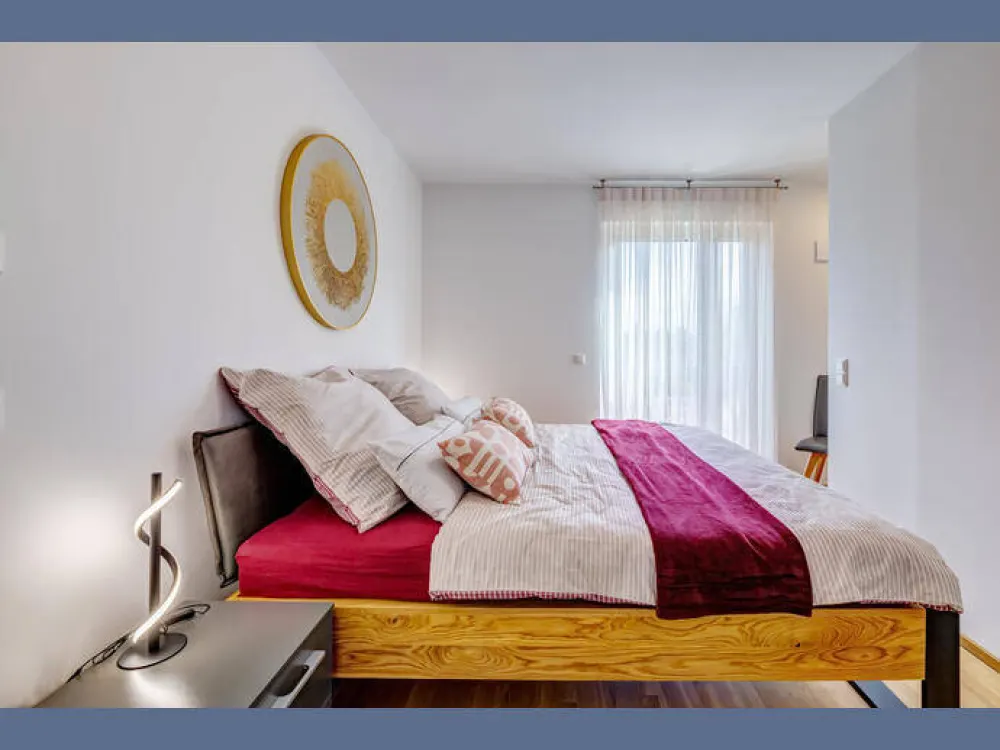 Möbliert: Helle Neubauwohnung mit idealem Schnitt und Balkon