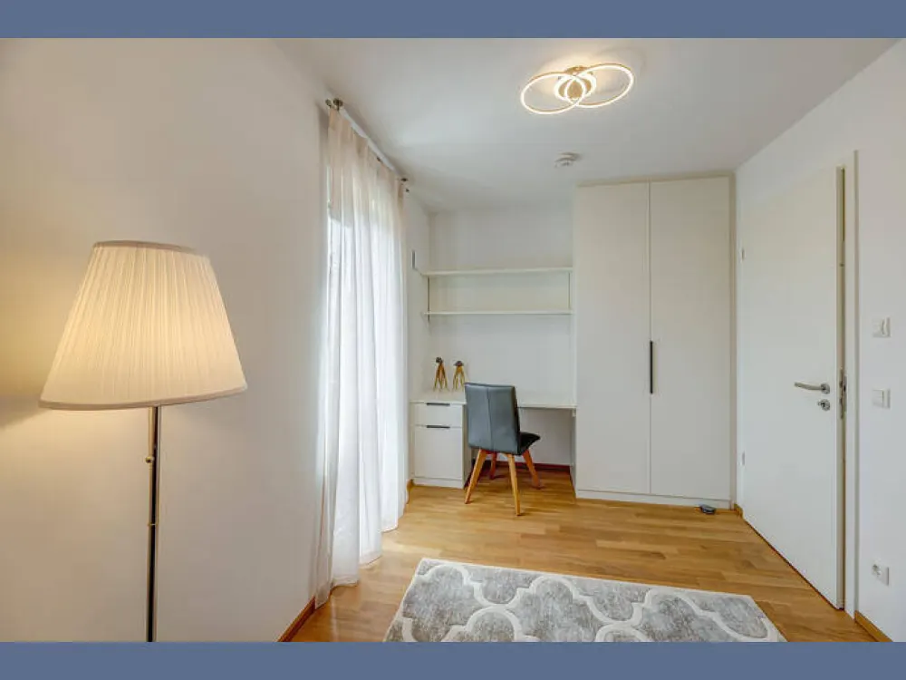 Möbliert: Helle Neubauwohnung mit idealem Schnitt und Balkon
