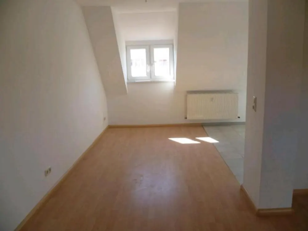 Schöne Dach Wohnung mit ca. 56qm auf Wunsch mit Parkplatz