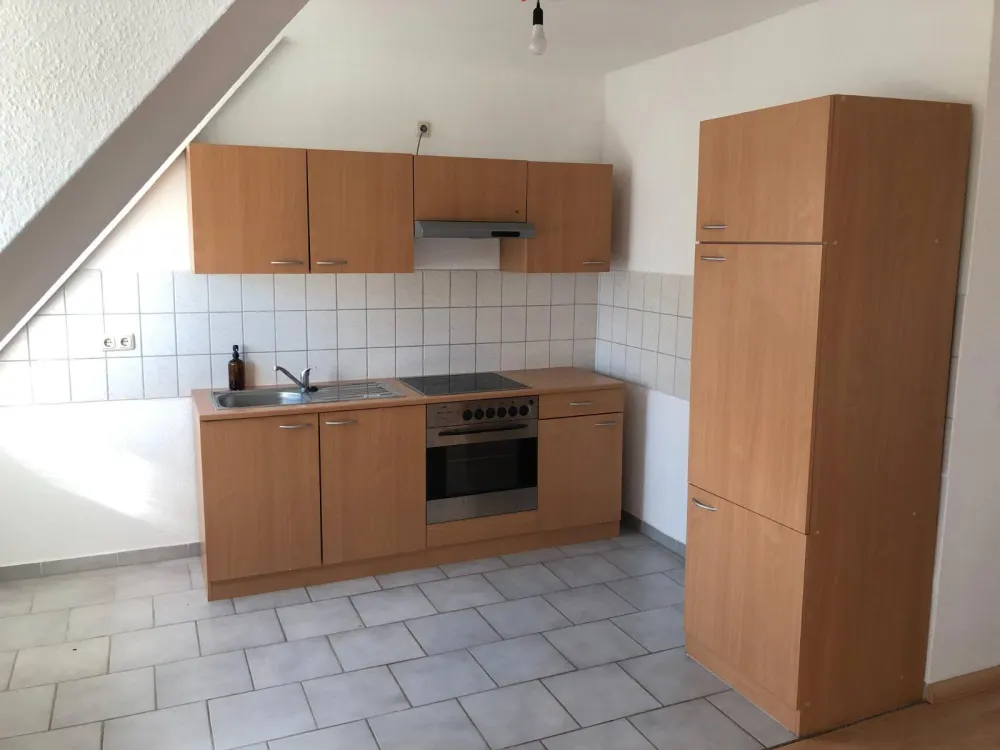 Schöne Dach Wohnung mit ca. 56qm auf Wunsch mit Parkplatz