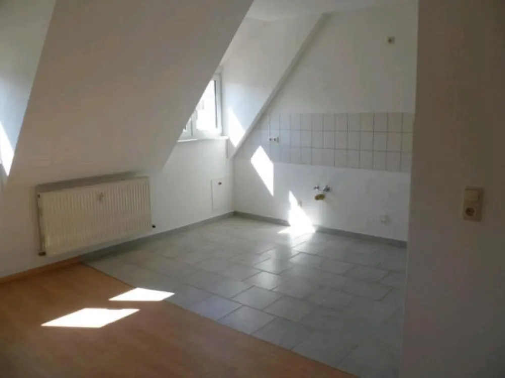 Schöne Dach Wohnung mit ca. 56qm auf Wunsch mit Parkplatz