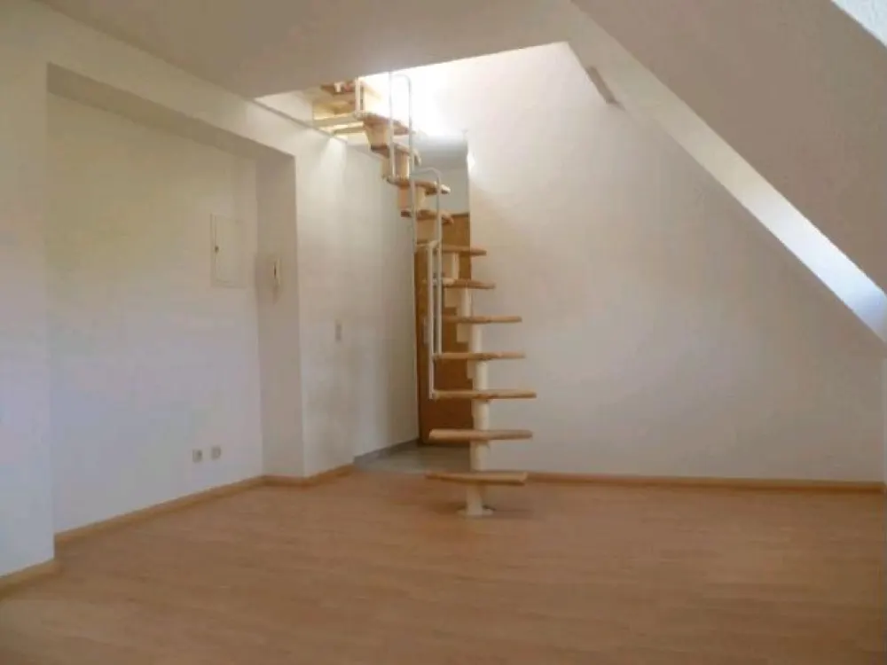 Schöne Dach Wohnung mit ca. 56qm auf Wunsch mit Parkplatz