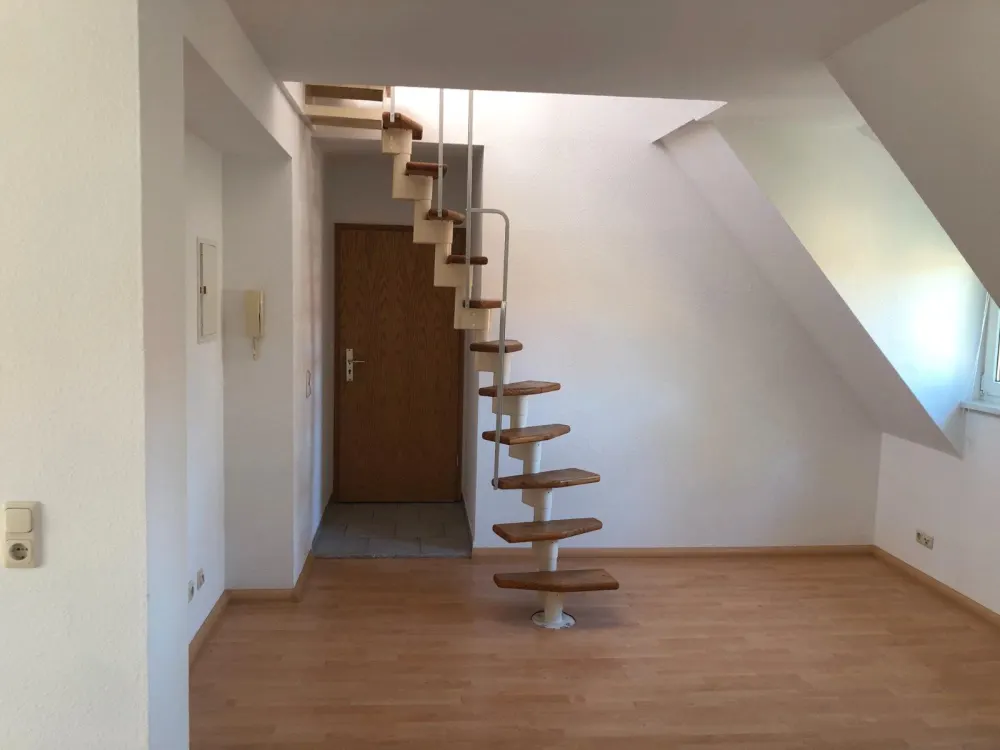 Schöne Dach Wohnung mit ca. 56qm auf Wunsch mit Parkplatz