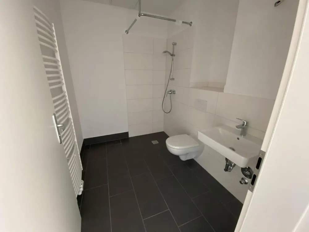 Moderne Wohnung mit Dusche im Grünen