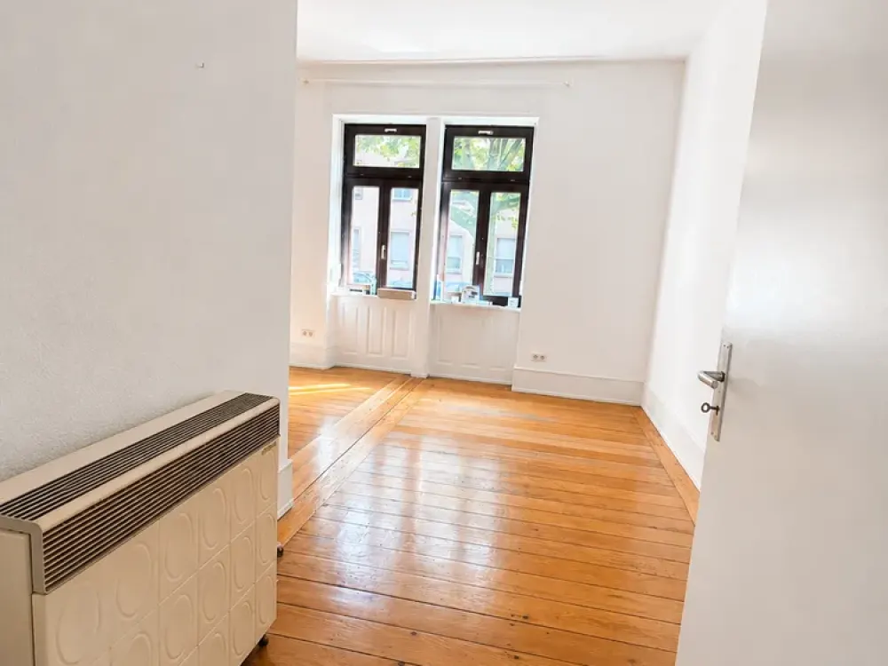 7586 - Klassische Altbauappartment mit Wohnküche in der Südstadt!