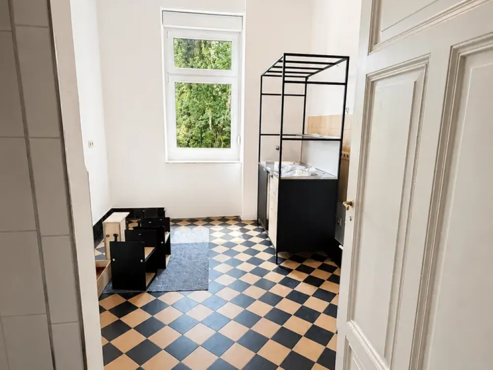 7586 - Klassische Altbauappartment mit Wohnküche in der Südstadt!
