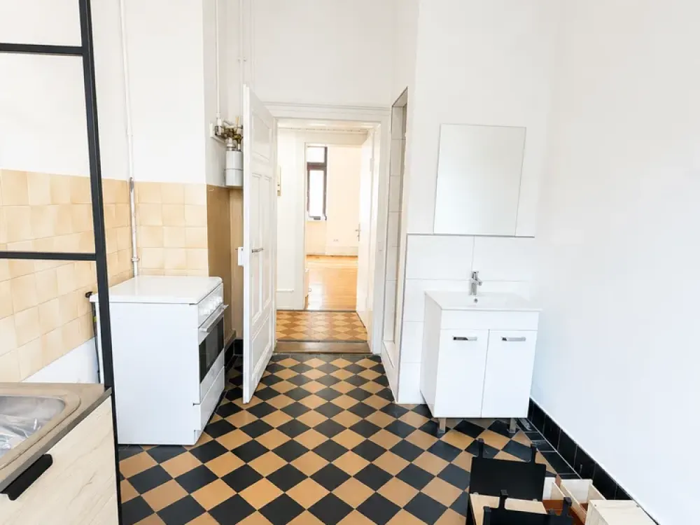 7586 - Klassische Altbauappartment mit Wohnküche in der Südstadt!