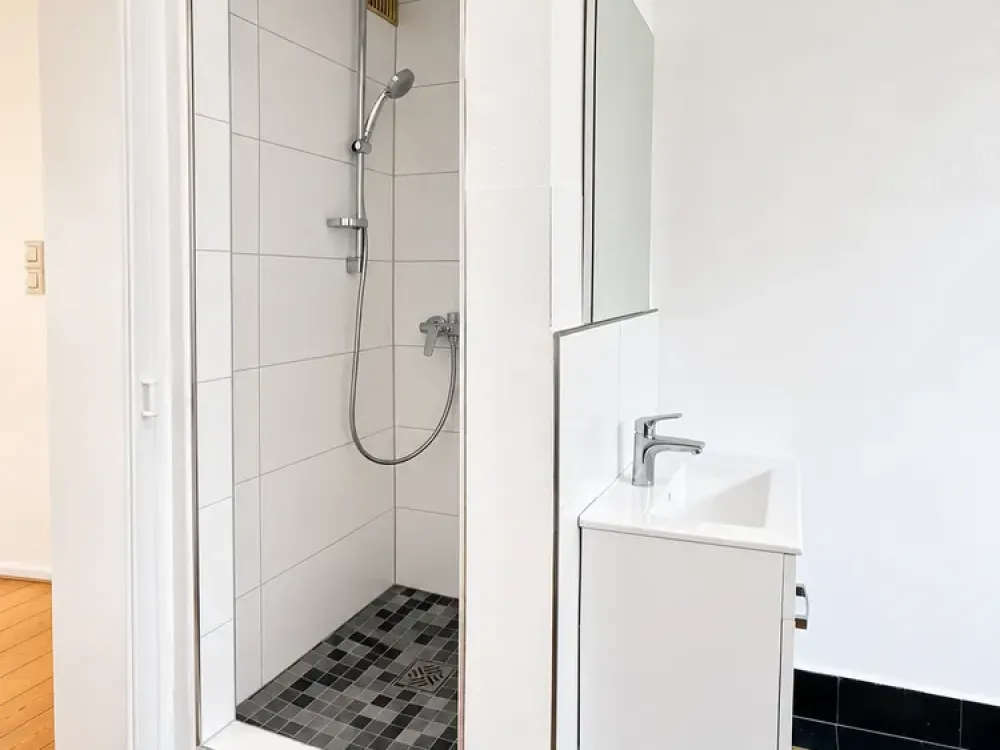7586 - Klassische Altbauappartment mit Wohnküche in der Südstadt!