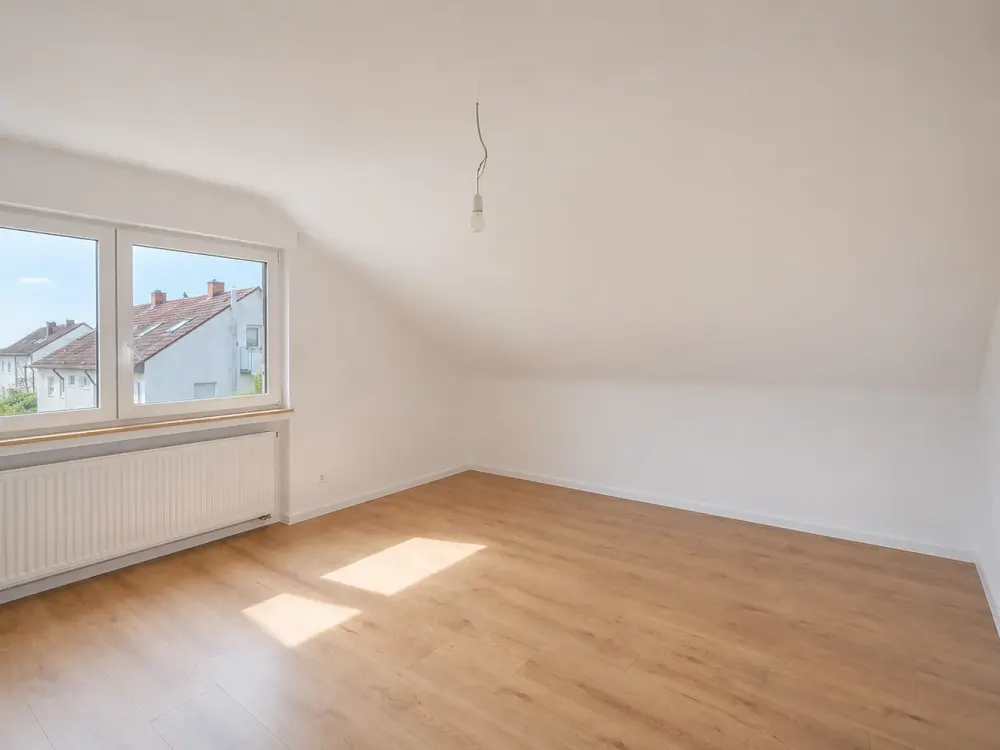 Moderne Wohnung mit Balkon und Garten