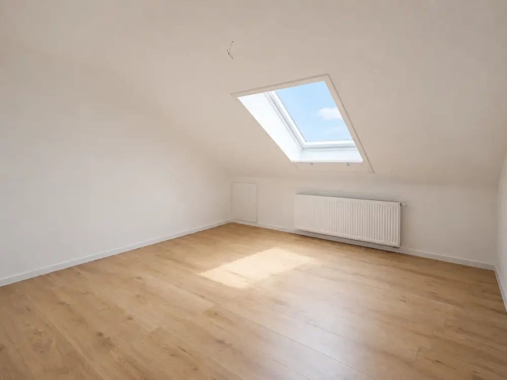 Moderne Wohnung mit Balkon und Garten