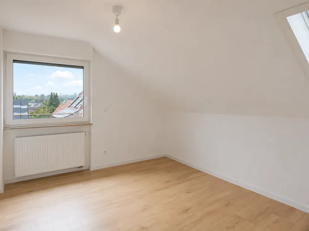 Moderne Wohnung mit Balkon und Garten