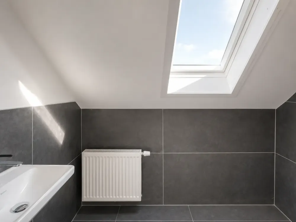 Moderne Wohnung mit Balkon und Garten