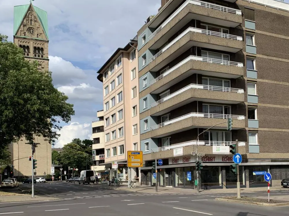 Großzügige 5-Zimmer Wohnung mit großem Balkon und viel Gestaltungspotenzial in Pempelfort