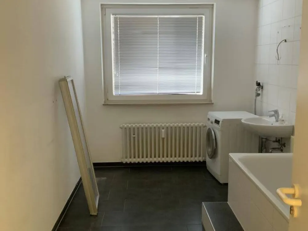 Großzügige 5-Zimmer Wohnung mit großem Balkon und viel Gestaltungspotenzial in Pempelfort