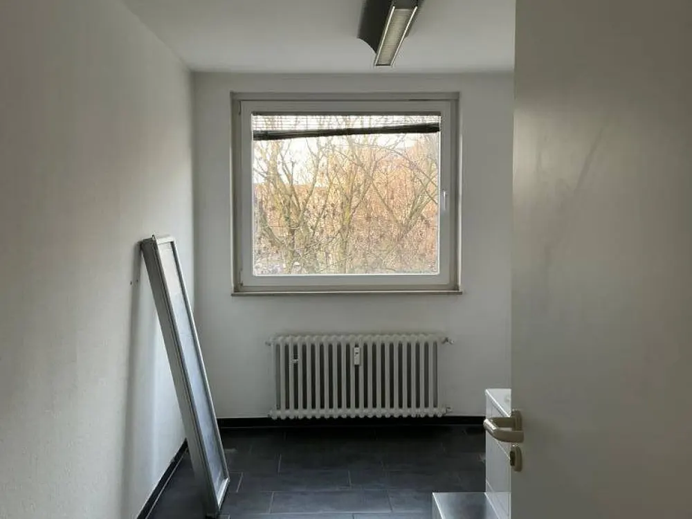 Großzügige 5-Zimmer Wohnung mit großem Balkon und viel Gestaltungspotenzial in Pempelfort