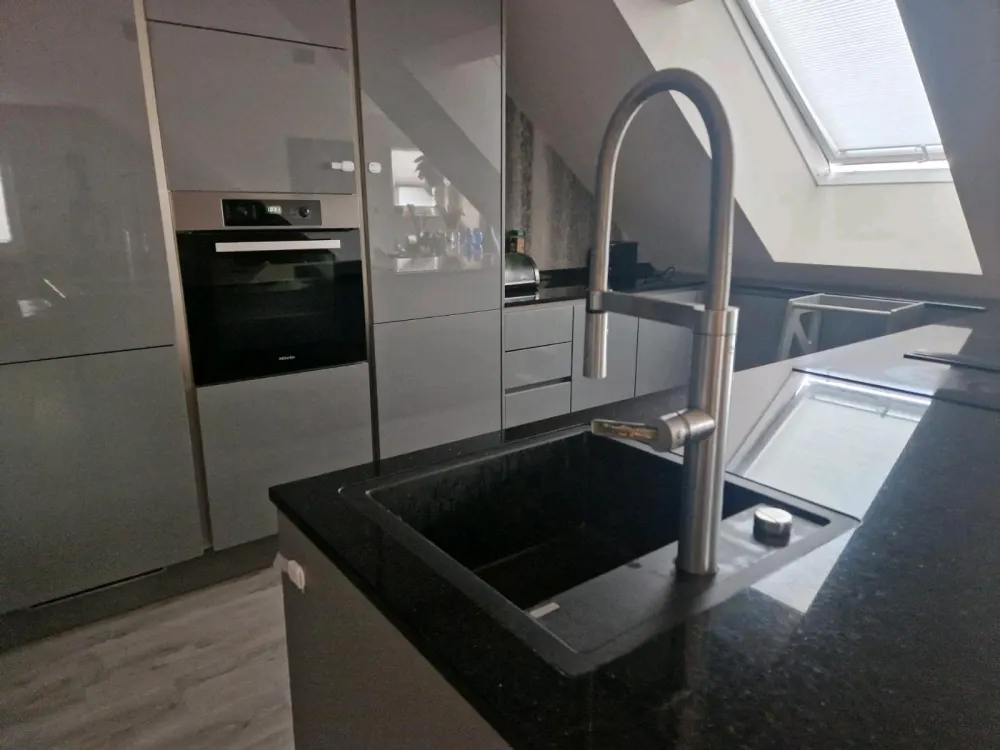 4-Zimmer-Wohnung im OG mit Balkon, Kamin, EBK, Garage&Stellplatz