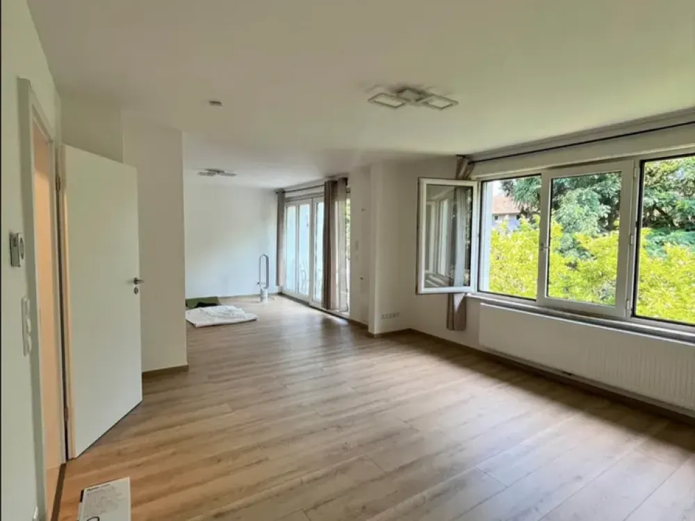 Helle 2-Zimmer-Wohnung mit großem Balkon nahe Kunstakademie