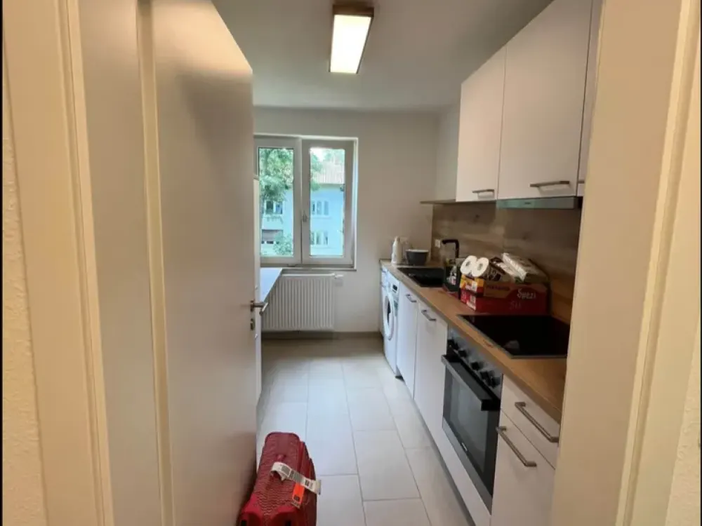 Helle 2-Zimmer-Wohnung mit großem Balkon nahe Kunstakademie