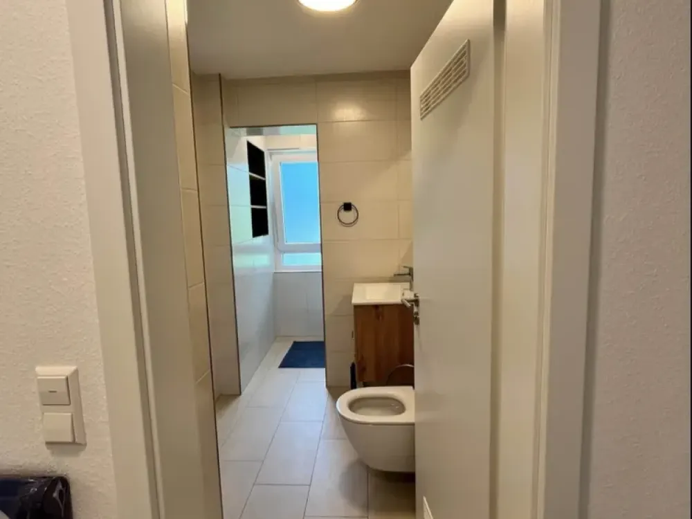Helle 2-Zimmer-Wohnung mit großem Balkon nahe Kunstakademie