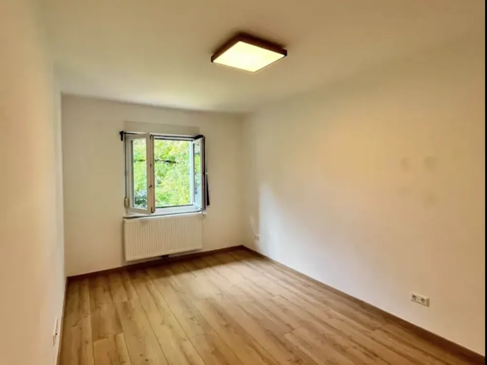 Helle 2-Zimmer-Wohnung mit großem Balkon nahe Kunstakademie