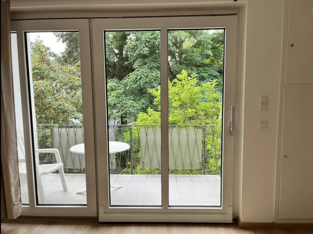Helle 2-Zimmer-Wohnung mit großem Balkon nahe Kunstakademie