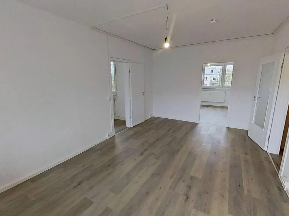 Large 3-Room Apartment with Balcony