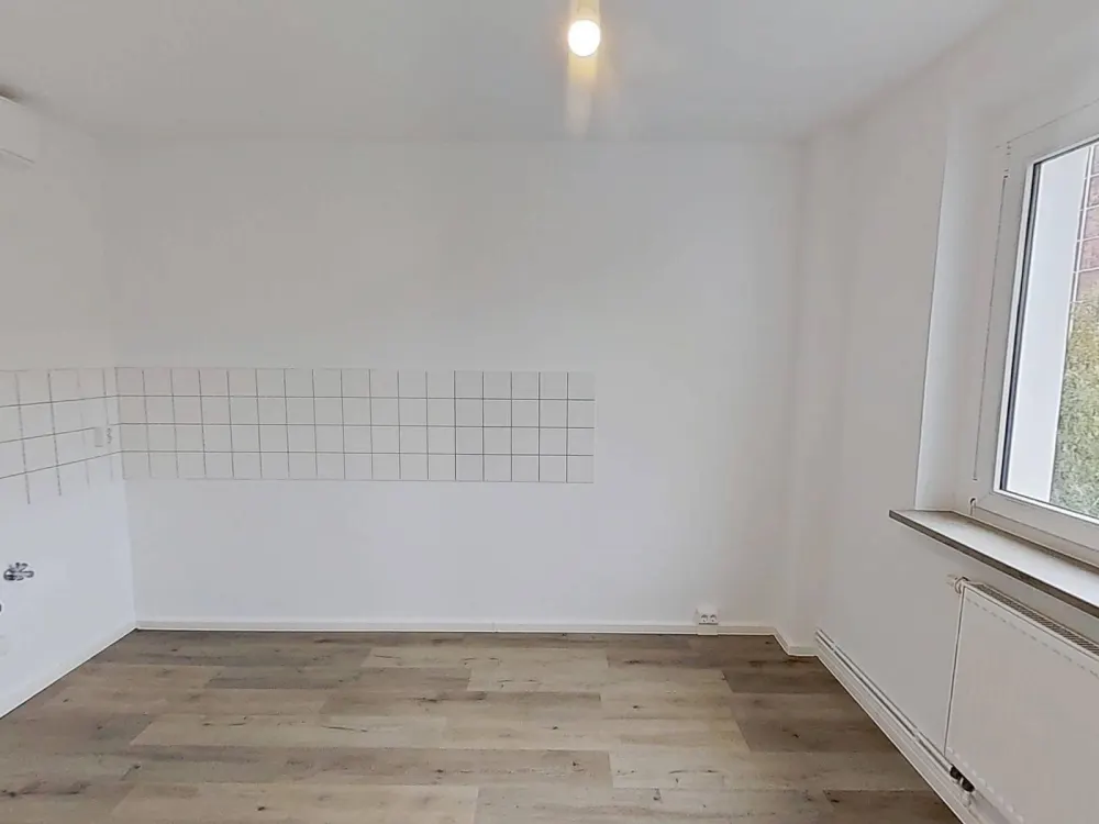 Large 3-Room Apartment with Balcony
