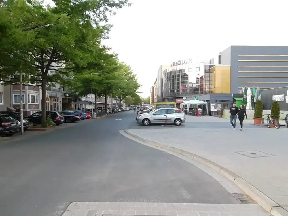 HANNOVER CENTER OPPOSITE ASTOR CINEMA 2 ROOMS TEL. 0175 500 84 84