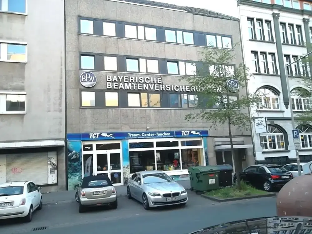 HANNOVER CENTER OPPOSITE ASTOR CINEMA 2 ROOMS TEL. 0175 500 84 84