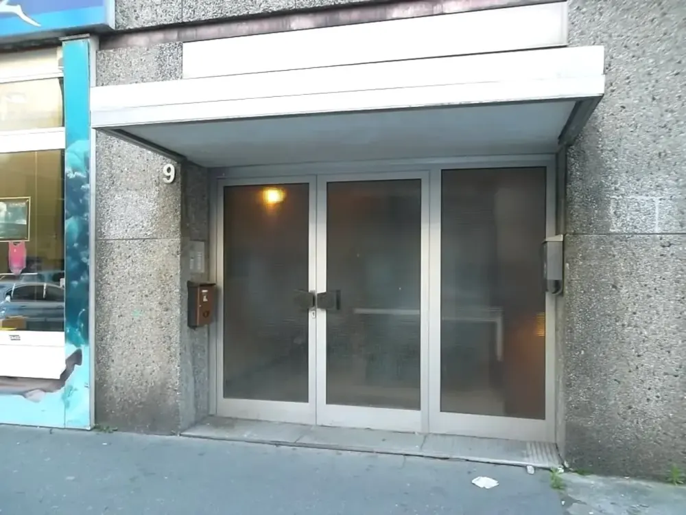 HANNOVER CENTER OPPOSITE ASTOR CINEMA 2 ROOMS TEL. 0175 500 84 84