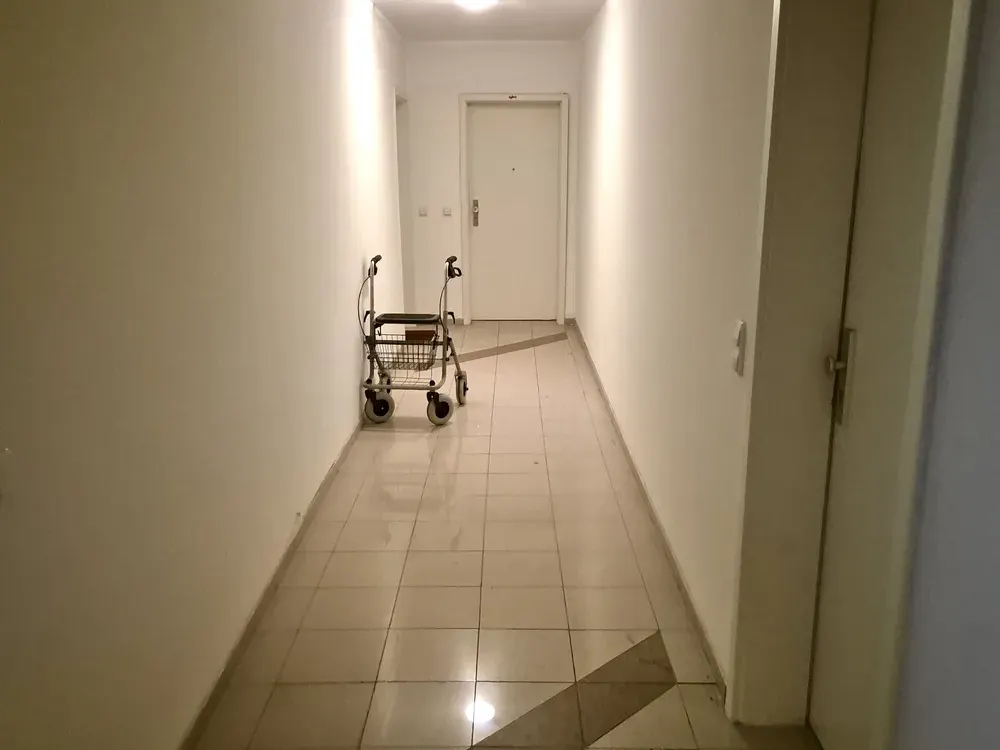 HANNOVER CENTER OPPOSITE ASTOR CINEMA 2 ROOMS TEL. 0175 500 84 84