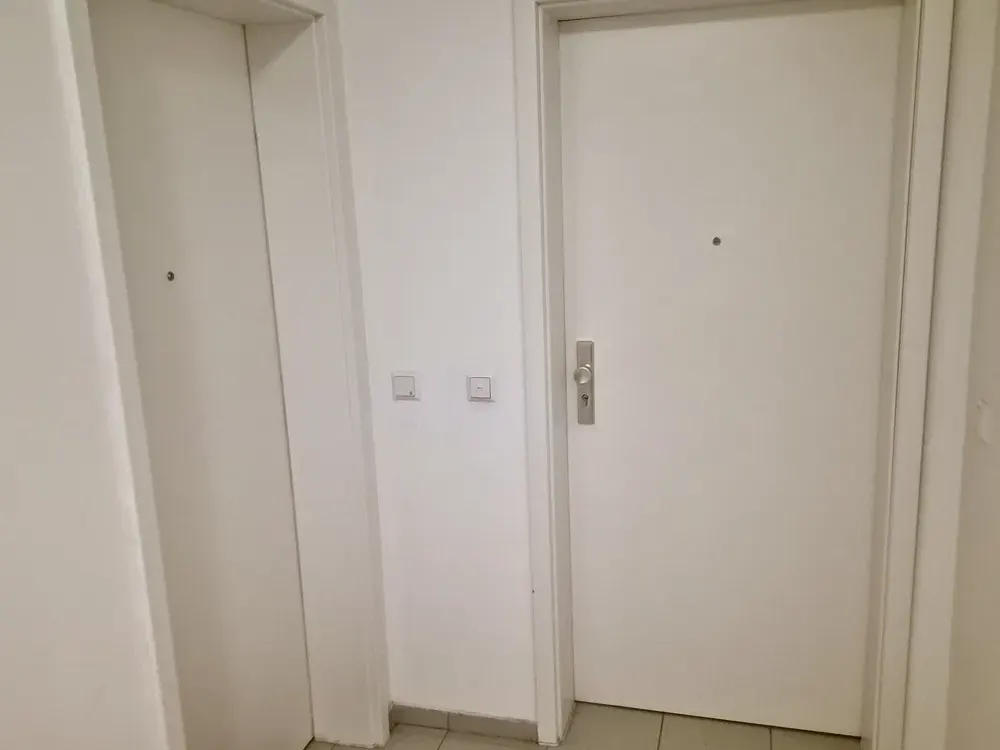 HANNOVER CENTER OPPOSITE ASTOR CINEMA 2 ROOMS TEL. 0175 500 84 84