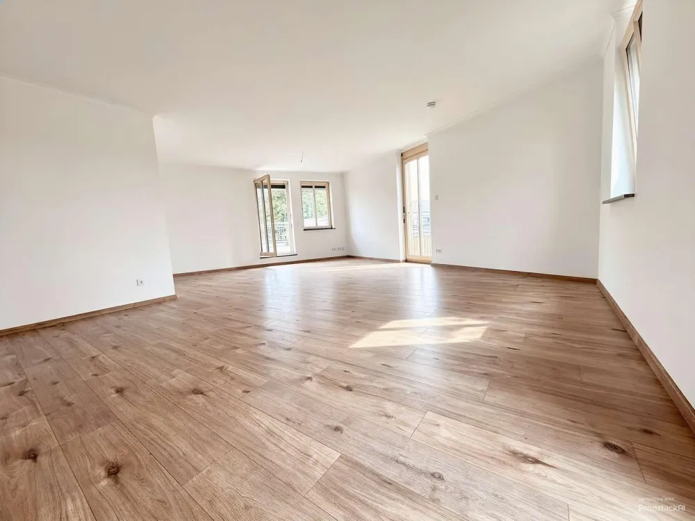Helle Dachgeschosswohnung mit großer Dachterrasse und zwei Balkonen