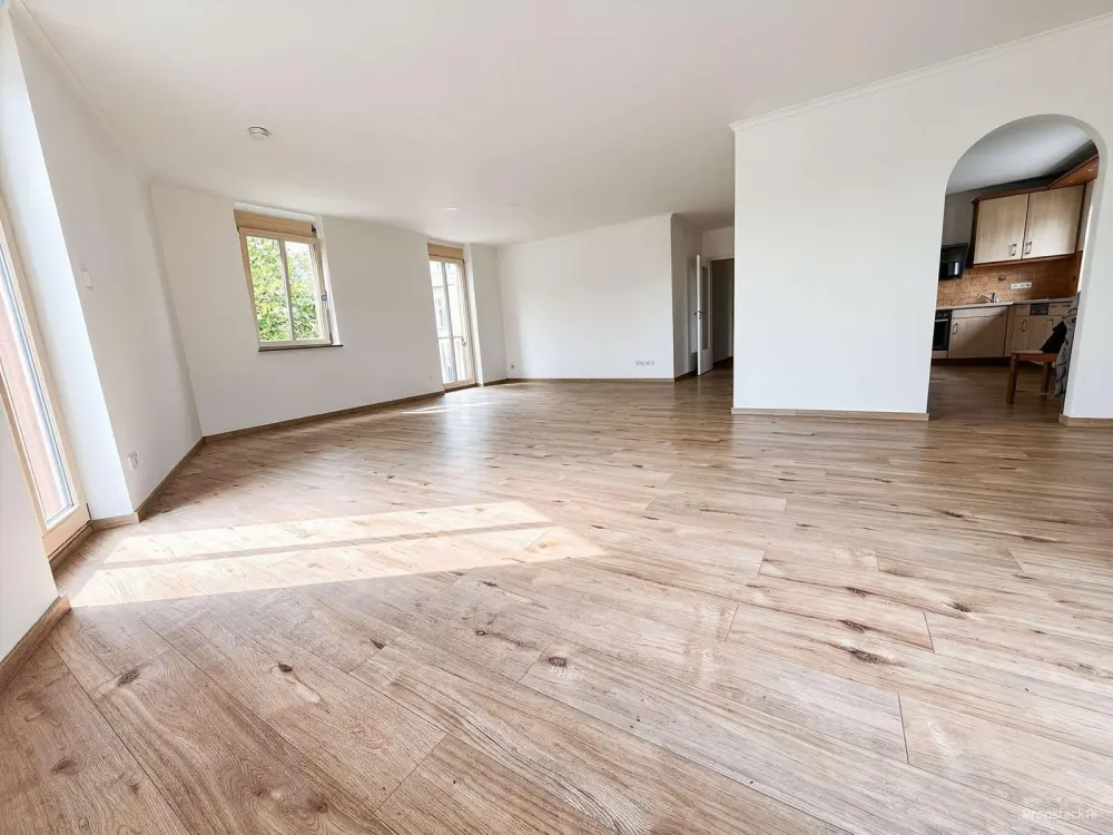 Helle Dachgeschosswohnung mit großer Dachterrasse und zwei Balkonen