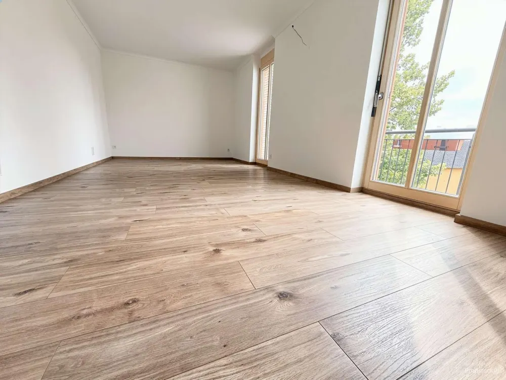 Helle Dachgeschosswohnung mit großer Dachterrasse und zwei Balkonen
