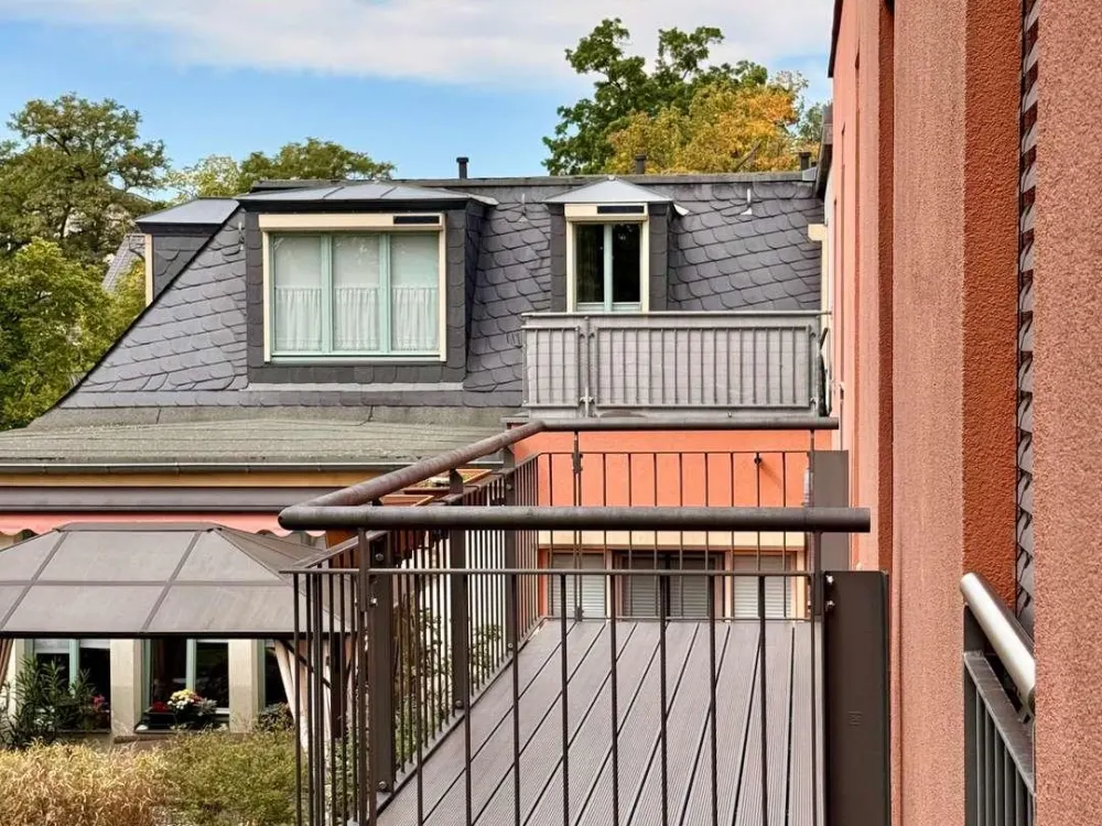 Helle Dachgeschosswohnung mit großer Dachterrasse und zwei Balkonen