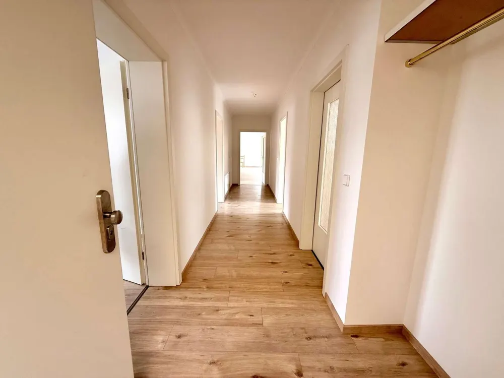 Helle Dachgeschosswohnung mit großer Dachterrasse und zwei Balkonen
