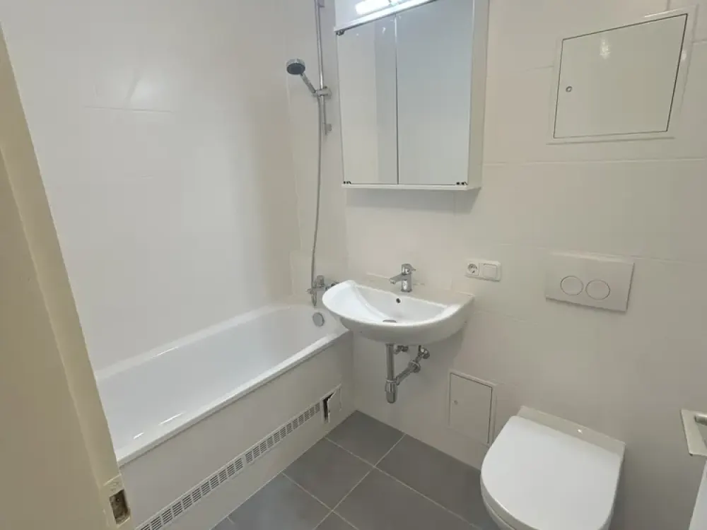 Bright, Well-Located 2-Room Apartment with Balcony in Pasing