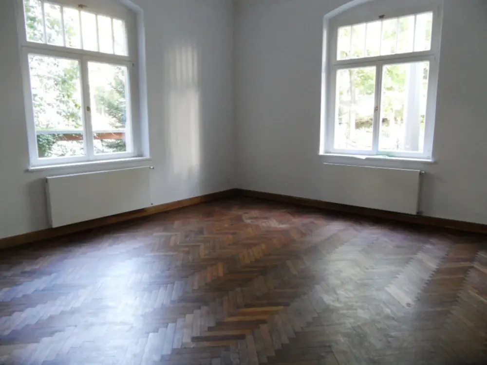 Herrschaftliches Wohnen im Villenviertel: 3-Zimmer-Wohnung mit Terrasse, Stuck und Einbauküche
