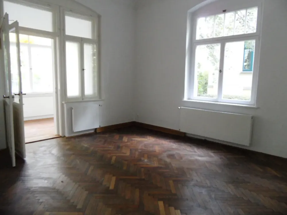 Herrschaftliches Wohnen im Villenviertel: 3-Zimmer-Wohnung mit Terrasse, Stuck und Einbauküche