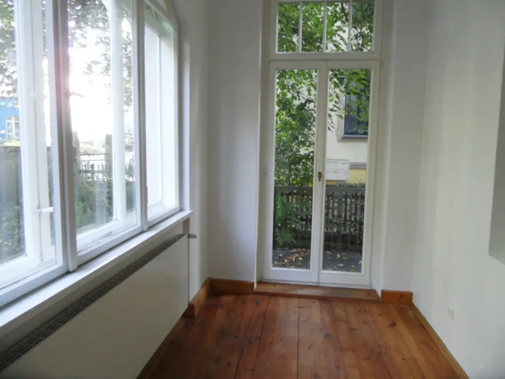 Herrschaftliches Wohnen im Villenviertel: 3-Zimmer-Wohnung mit Terrasse, Stuck und Einbauküche