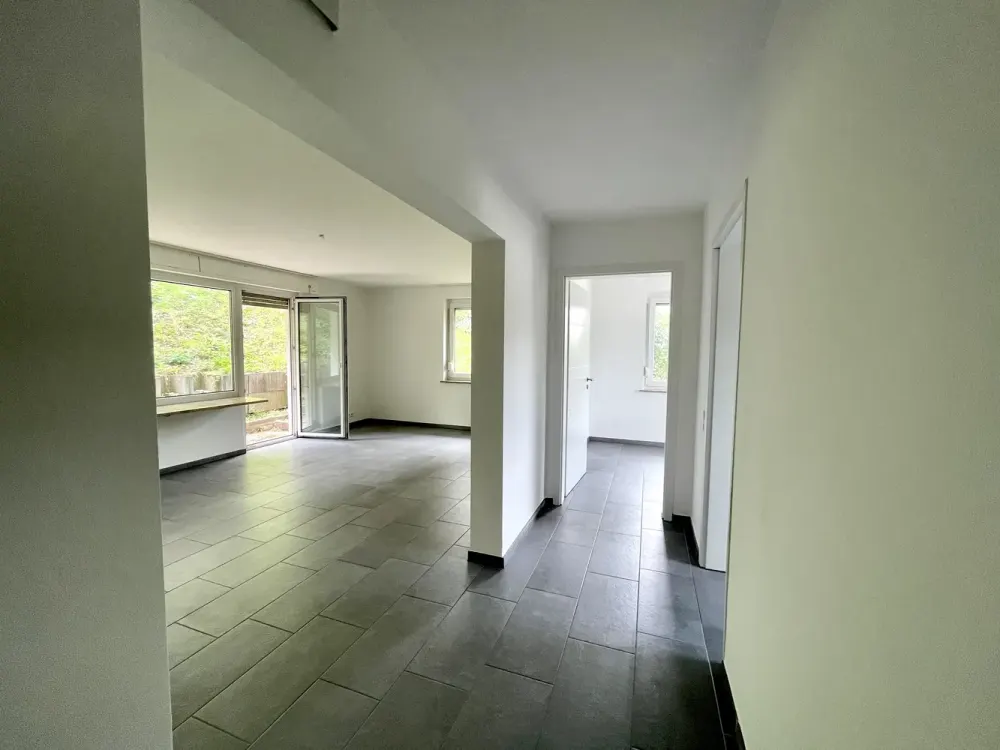 Moderne 3-Zimmer-Wohnung mit Terrasse, Einbauküche und Garage in attraktiver Lage von Esslingen