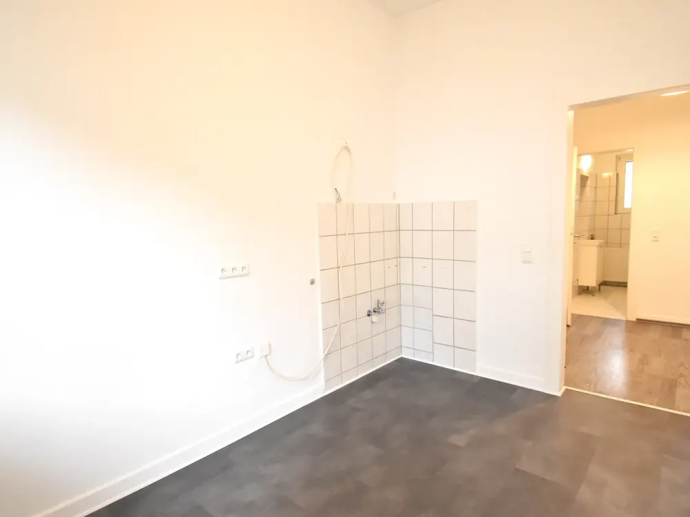 Beautiful 2-Room Ground Floor Apartment with Balcony!