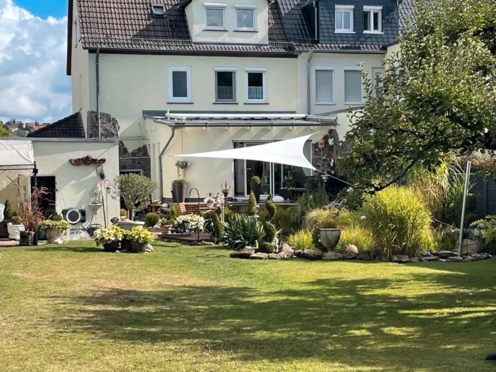 Charmante Erdgeschosswohnung mit eigenem Garten & Doppelgarage