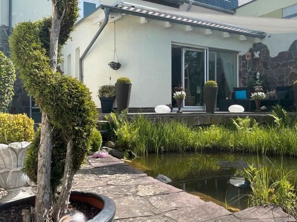 Charmante Erdgeschosswohnung mit eigenem Garten & Doppelgarage