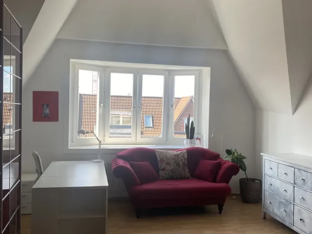 26 m² helles, möbliertes Dachgeschosszimmer | Homeoffice | 600 Mbit/s | Pankow