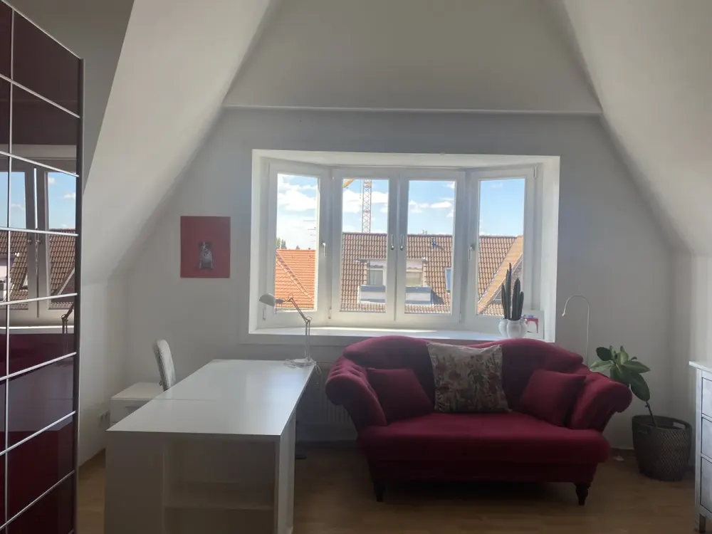 26 m² helles, möbliertes Dachgeschosszimmer | Homeoffice | 600 Mbit/s | Pankow
