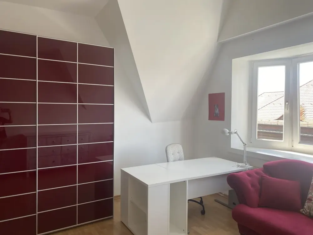 26 m² helles, möbliertes Dachgeschosszimmer | Homeoffice | 600 Mbit/s | Pankow