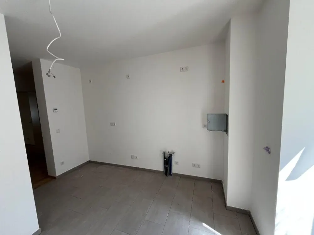 Hochwertig sanierte 2-Zimmer-Wohnung im Erdgeschoss mit Einbauküche und historischem Altbauflair, WE02